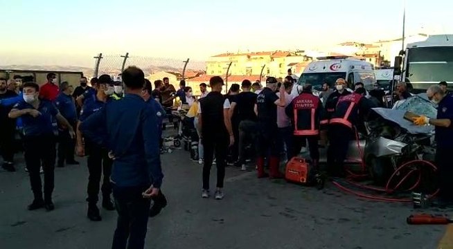 Başkent'te otomobil ile servis kafa kafaya çarpıştı: 3 ölü, 2 yaralı