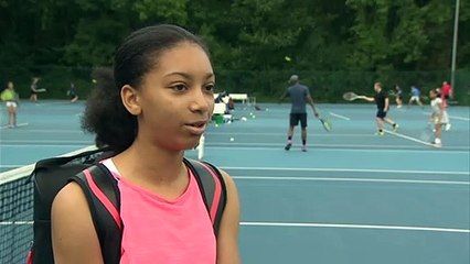Emma Raducanu inspires youngsters at local tennis club