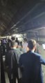 Marmaray'da trende mahsur kalan yolcular rayların üzerinde yürüyerek istasyona ulaştı