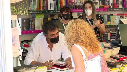 下载视频: Largas colas en el primer domingo de la Feria del Libro de Madrid