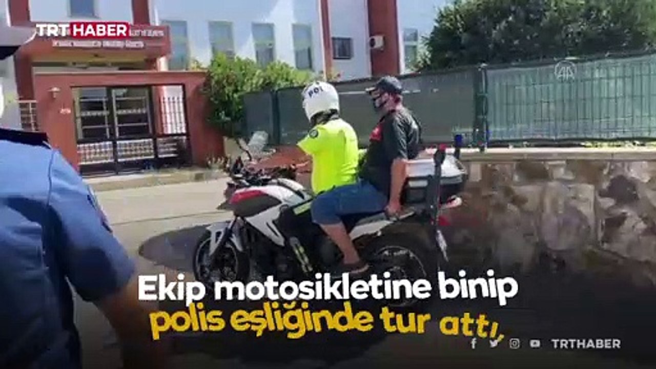 Polislerden zihinsel engelli gence doğum günü sürprizi