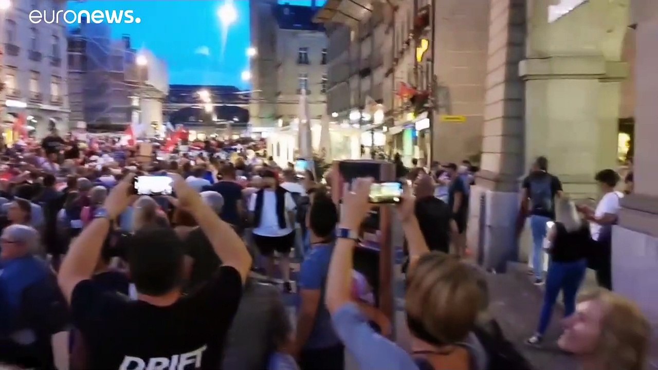 Singerei und Schweinefüße: Proteste gegen Covid-19-Zertifikat