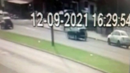 Duas pessoas sofrem queda de moto no Bairro Coqueiral; veja o vídeo