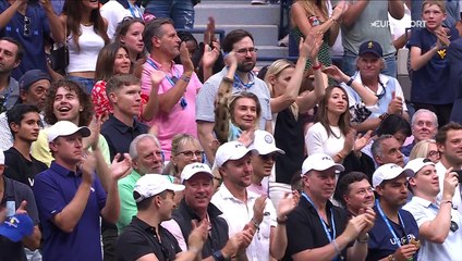 Moment d'éternité : au bord du précipice et ovationné, Djokovic en pleurs sur sa chaise