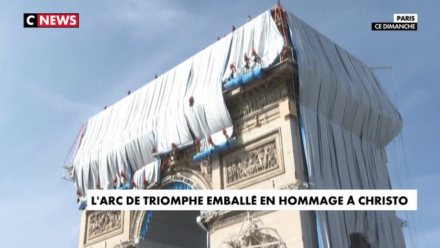 Paris : l'œuvre de Christo a commencé à recouvrir l'Arc de Triomphe