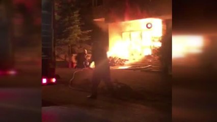 Kadıköy'de giriş katındaki tütün deposu alev alev yandı