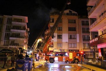 Son dakika haberi! Karşı apartmandaki yangına balkondan hortumla müdahale etti