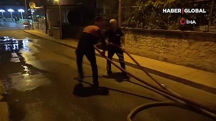 Karşı apartmandaki yangına balkondan hortumla müdahale etti