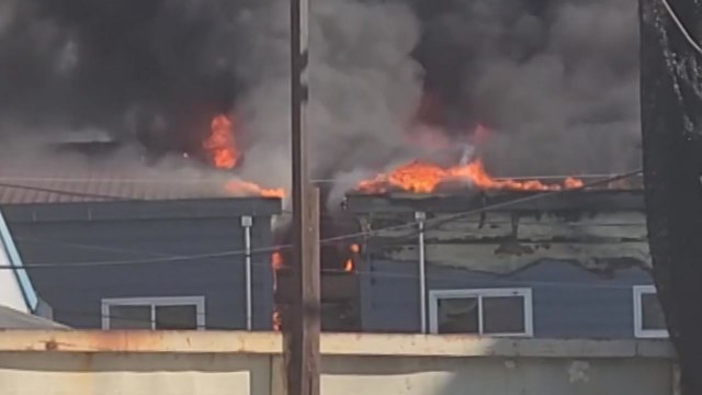 고양 가구 창고 불 16시간 만에 진화...창고 세 동 전소 / YTN