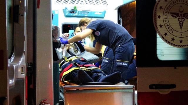 Hatalı sollama ölümü getiriyordu...Tır ile otomobil kafa kafaya çarpıştı: 4 yaralı