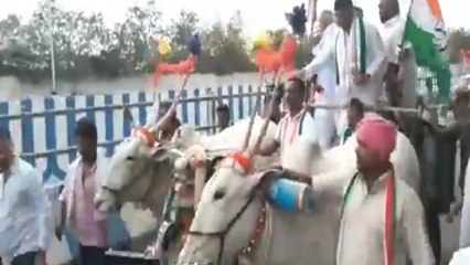 Congress leaders reach state assembly on bullock carts