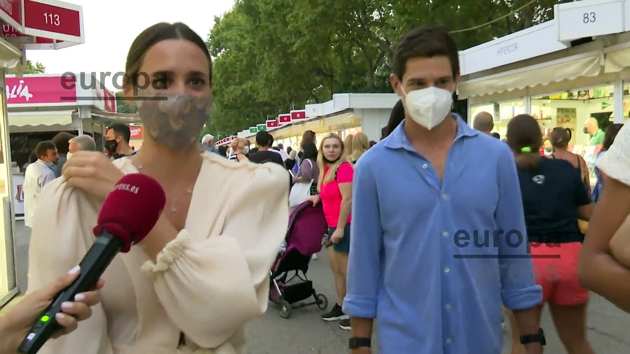 Claudia Osborne y José Entrecanales pasean su amor por la Feria del Libro