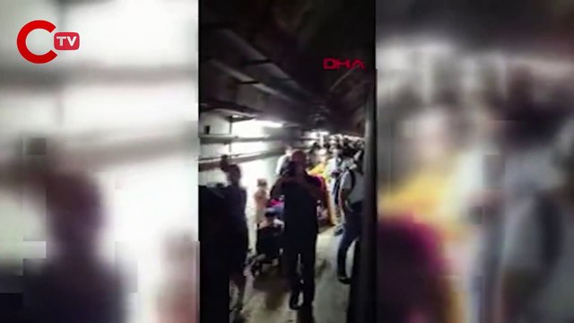 Marmaray arızalanınca yolcular rayların üzerinde yürüdü