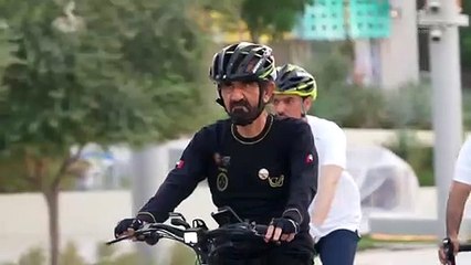 محمد بن راشد يتجول بدراجة هوائية في إكسبو 2020