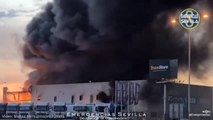 Un aparatoso incendio se desata en un polígono de Sevilla
