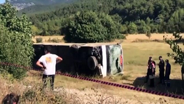 Turistleri taşıyan otobüs ile öğrenci servisi çarpıştı: Yaralılar var!