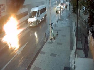Ümraniye'de korkutan yangın: Servis minibüsü alev alev yandı