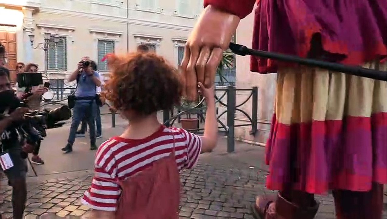 "The Walk with Amal", il viaggio di una bambola gigante di una bambina rifugiata