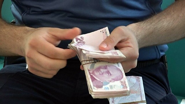Poşet içinde bulduğu 50 bin lirayı polise teslim etti