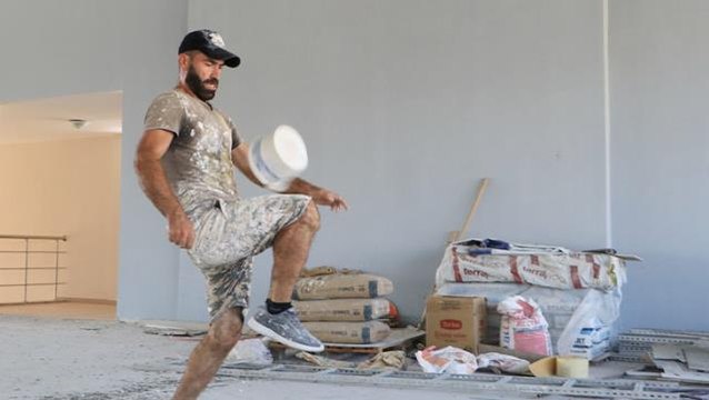 Bu da Urfalı Maradona! İnşaatta kova sektirdiği videoları izlenme rekoru kırıyor