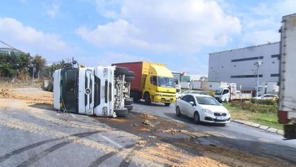 ARNAVUTKÖY'DE HAFRİYAT KAMYONU DEVRİLDİ