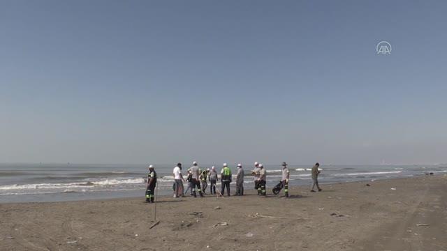 Mersin sahillerinde Suriye kaynaklı petrol sızıntısına ilişkin temizlik çalışmaları sürüyor
