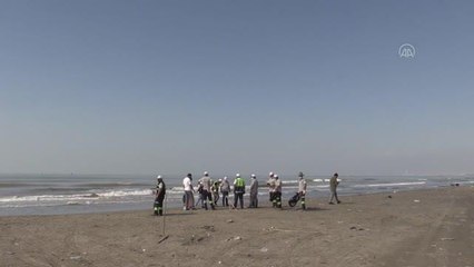 Mersin sahillerinde Suriye kaynaklı petrol sızıntısına ilişkin temizlik çalışmaları sürüyor