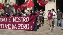 Scuola, gli studenti protestano davanti al Miur: 