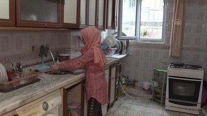 Son dakika haber! ŞANLIURFA - Bombardımandan kaçarken işitme cihazlarını kaybeden Samiye, hayırseverlerin aldığı yeni cihazlarla duymaya başladı