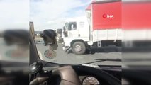 Arnavutköy'de sürücüsünün direksiyon hakimiyetini kaybettiği hafriyat kamyonu devrildi
