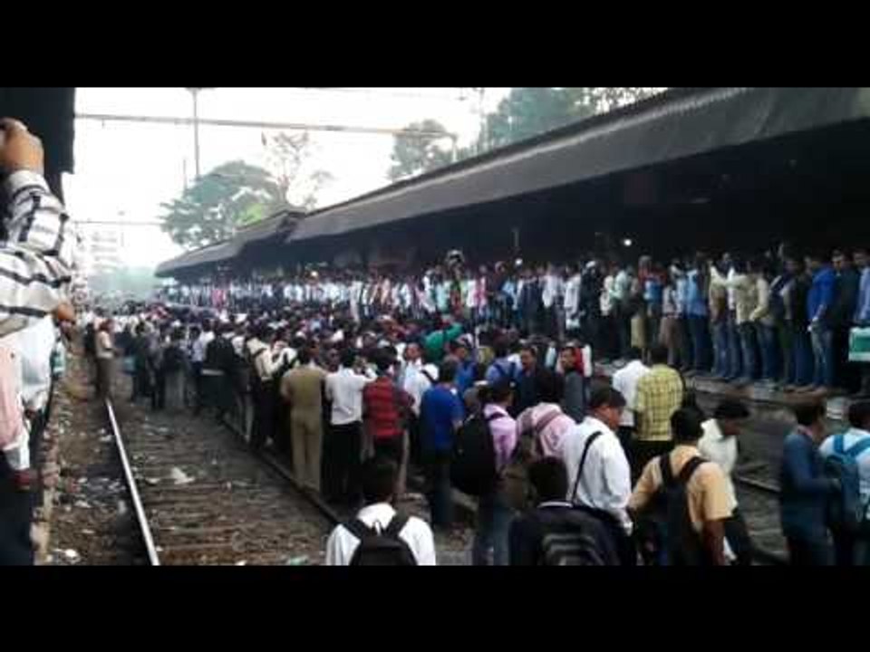 मध्य रेल्वे विस्कळीत झाल्याने टिटवाळा स्थानकात प्रवाशांचं आंदोलन