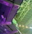El inesperado rescate de un gato que quedó colgado del techo de un estadio