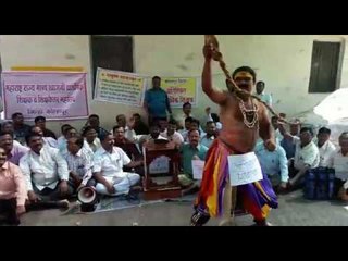 कोल्हापुरात  शिक्षण उपसंचालक कार्यालयात अवतरली ‘कडकलक्ष्मी’