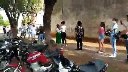 Vacinação contra Covid é retomada em Umuarama com fila gigantesca