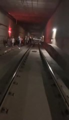 Son dakika gündem: TOPKAPI-MESCİDİ SELAM TRAMVAY HATTINDA ARIZA; RAYLARDA YÜRÜDÜLER