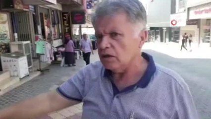 Eşek arıları esnafın başına bela oldu, ne yaptılarsa kurtulamadılar