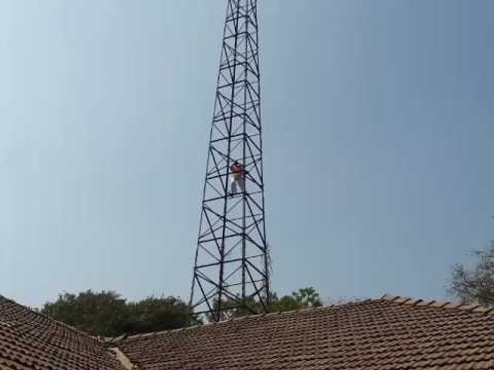 बैलगाडी शर्यतीसाठी शेतकऱ्याचे शोले स्टाईल आंदोलन