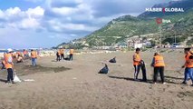 Samandağ sahilinde petrol atıkları elekle temizleniyor