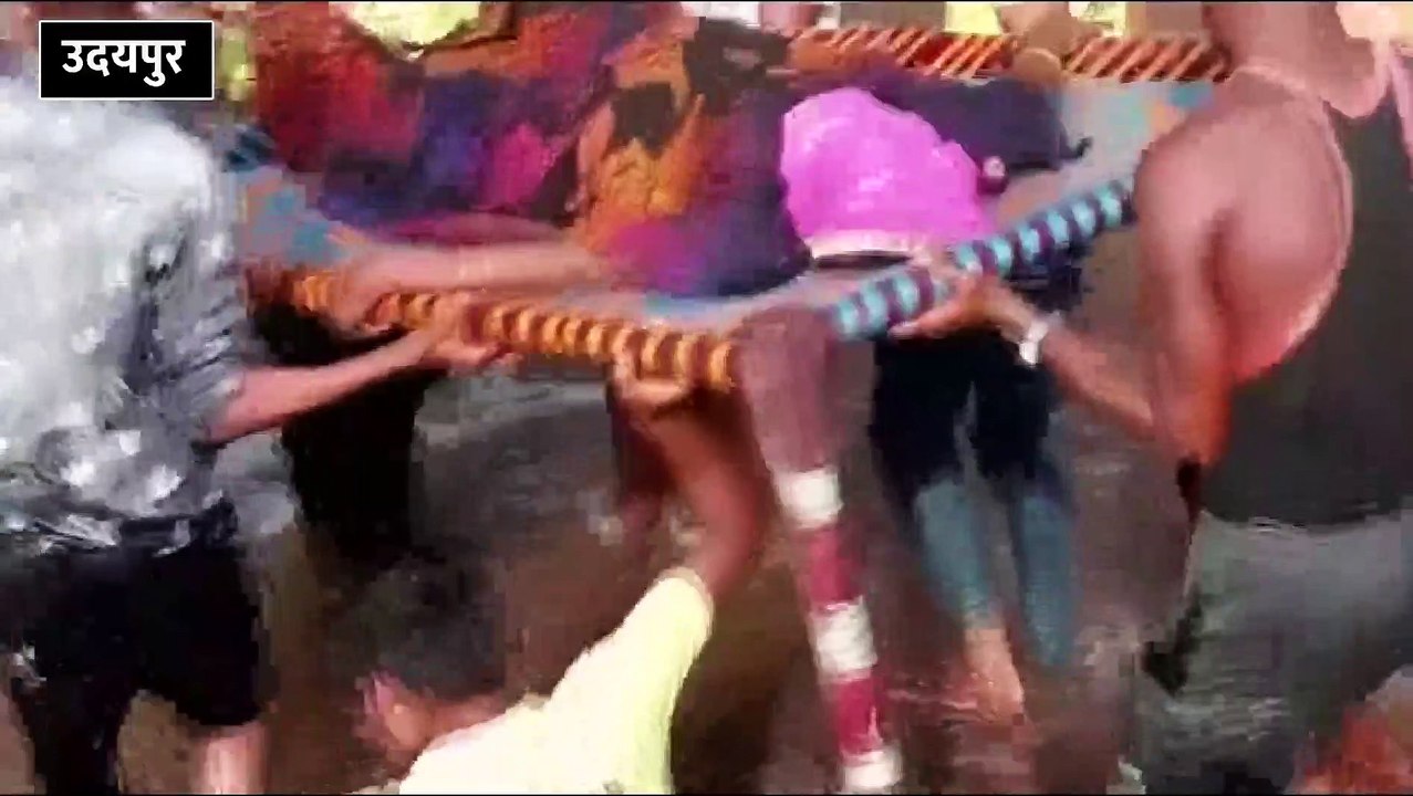 गर्भवती की प्रसव पीड़ा पर खाट पर डाल कर पार करा...