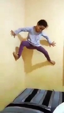 Cette fillette grimpe aux murs comme dans l'exorciste... Flippant et impressionnant