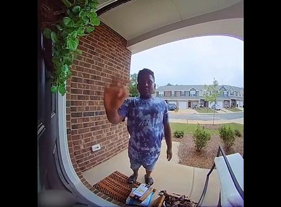 Un voleur de colis pris en flag a une réaction bien drôle