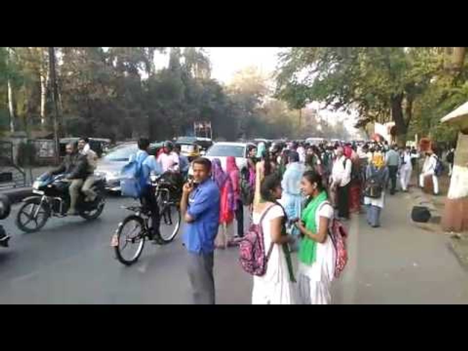नाशकात जीव धोक्यात घालून विद्यार्थ्यांचा प्रवास