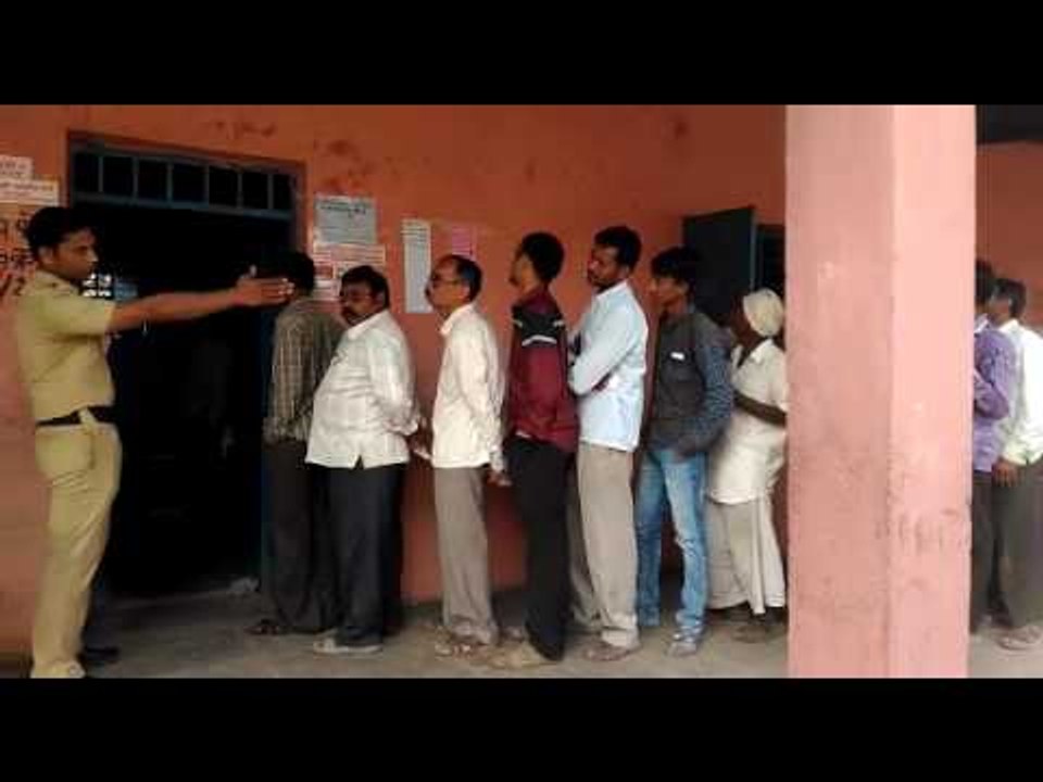 जळगाव जिल्हा परिषद निवडणूक,  मतदानासाठी गर्दी