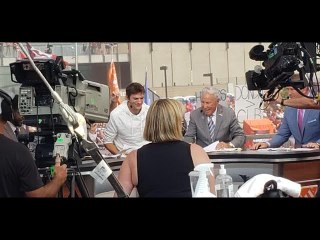 Ashton Kutcher “showered” with attention at ESPN College GameDay