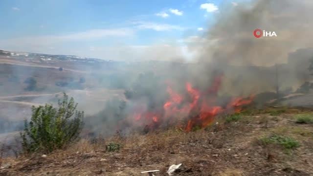 Yangına karşı ilginç yöntem: Arabayı korumak için battaniyeyle kapladı