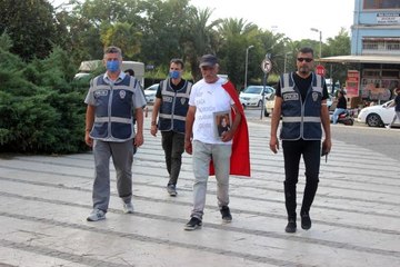 Elinde kızının fotoğrafı, sırtında Türk Bayrağı ile Ankara'ya yürüyor