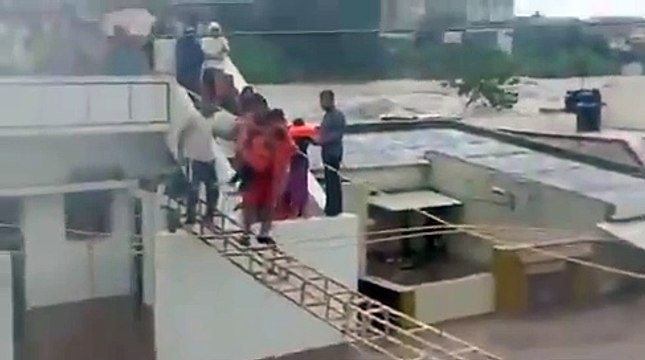 Video - जामनगर के विसावदर, राजकोट के कालावड में 14-14 इंच बरसे बदरा