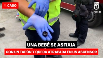 Una bebé se asfixia con un tapón y queda atrapada en un ascensor