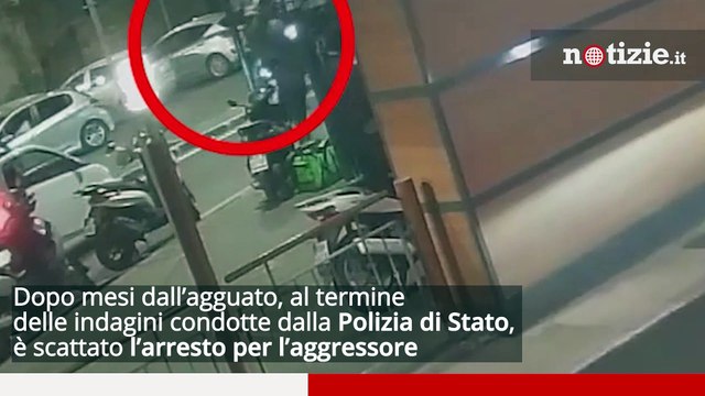 Napoli, lite tra rider per un ordine rubato finisce a coltellate: il video dell'aggressione