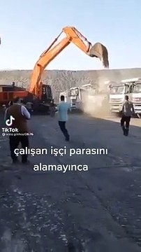 Sosyal medya bu görüntüleri konuşuyor: Çalıştığı yerden parasını alamayan işçi...